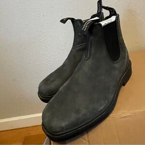 Blundstone #587 Chelsea boots, rustic black
EUC size 11.5